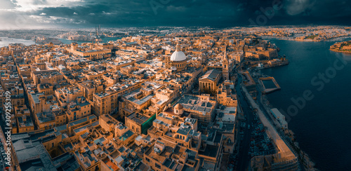 Fotografía City of Valletta, capital of Malta, aerial view, island in Mediterranean sea, dr