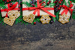 Bożonarodzeniowe tło z prezentami, piernikiami, zielonymi gałązkami i czerwonymi ozdobami