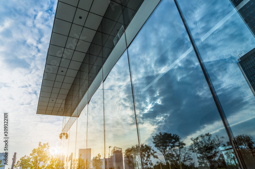 Cuadros en Lienzo Reflection of architecture on modern office building