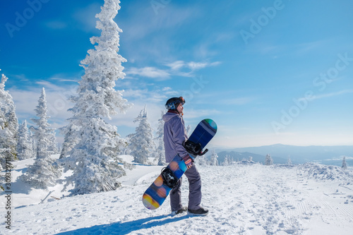 Dekoracja na wymiar  mlody-snowboardzista-w-gorach-na-gorze-aktywny-wypoczynek-na-snowboardzie
