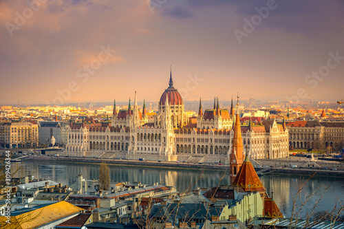 Fotomural The famous Hungarian parliament in Budapest, Hungary.