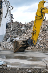 Hochformat Detailaufnahme: Pause auf der Baustelle, Baggerschaufel beim Abriss