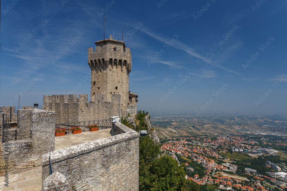 Obraz na płótnie SAN MARINO / SAN MARINO - JULY 2015: View point on Inner walls of one of San Marino castles, good for tourists w salonie