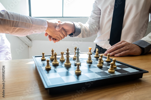 Fotomural Businessmen shake hands after the competition, showing leadership, followers and