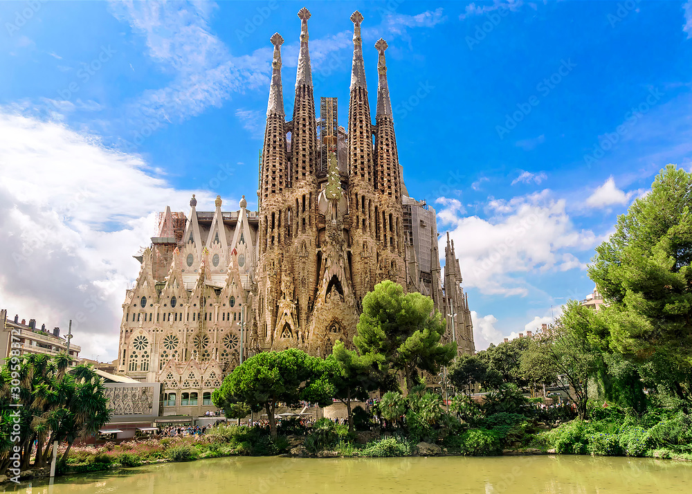 Obraz na płótnie BARCELONA, SPAIN - SEPTEMBER 15: Sagrada Familia of 2015 in Barcelona. Sagrada a surname - the most known the buildings created by Antoni Gaudi. w salonie