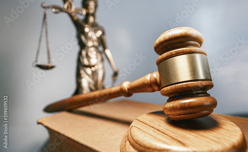Cuadros en Lienzo Statue of lady justice on bright background - Side view with copy space