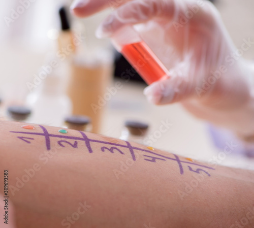 Cuadros en Lienzo Doctor testing allergy reaction of patient in hospital