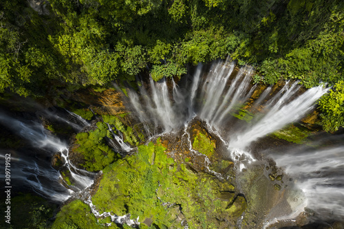 Fototapeta na szkło Widok z góry, oszałamiający widok z wodospadów Tumpak Sewu znany również jako Coban Sewu. Wodospady Tumpak Sewu są atrakcją turystyczną we wschodniej Jawie w Indonezji.