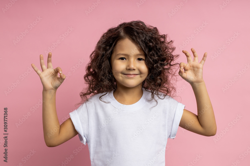 Portrait of a pretty curly little girl - obrazy, fototapety, plakaty 