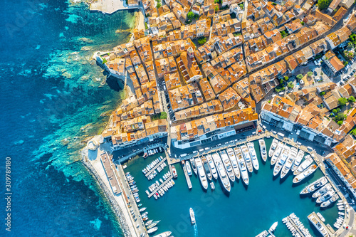Fotografía View of the city of Saint-Tropez, Provence, Cote d'Azur, a popular destination f
