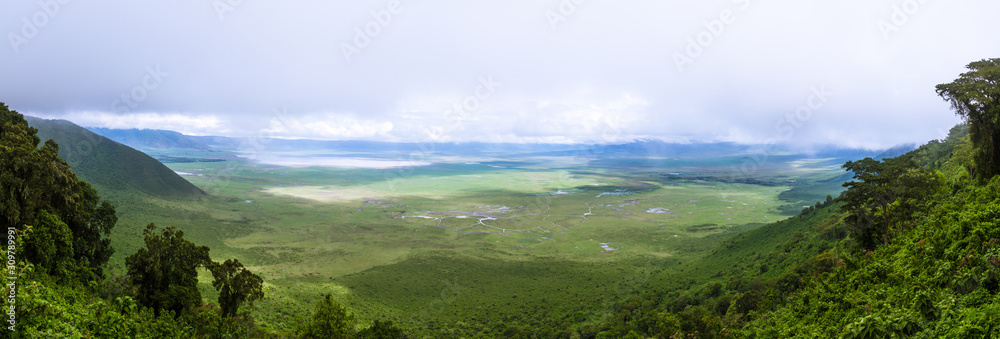 Panoramablick über den Ngorongoro-Krater während der "Kleinen Regenzeit" - obrazy, fototapety, plakaty 
