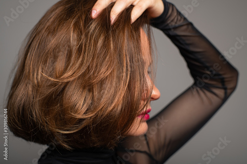 Fotografía Brunette girl with shiny hair. Beautiful woman with bob haircut