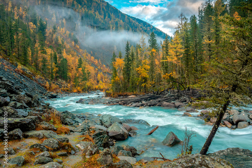 Naklejka dekoracyjna Morning on the Akkem river in autumn