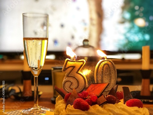 Gateau Anniversaire 30 Ans Stock Photo Adobe Stock