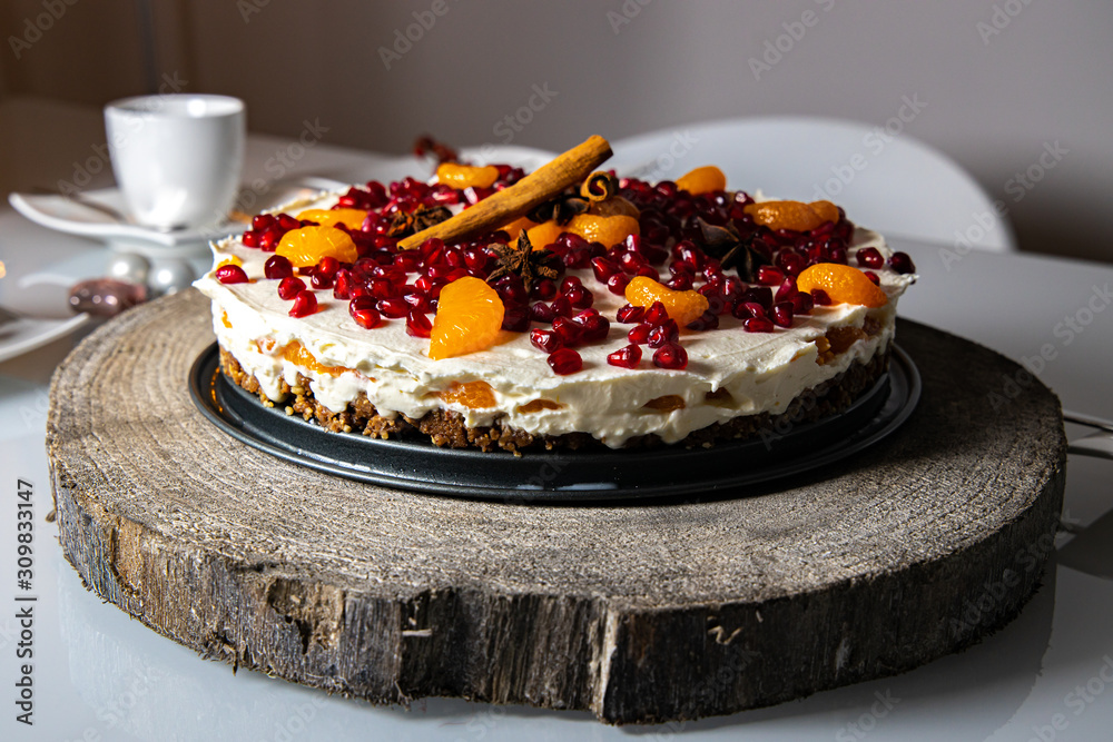 Weihnachtliche Spekulatius Torte mit Mascarpone, Granatapfel und Zimt ...