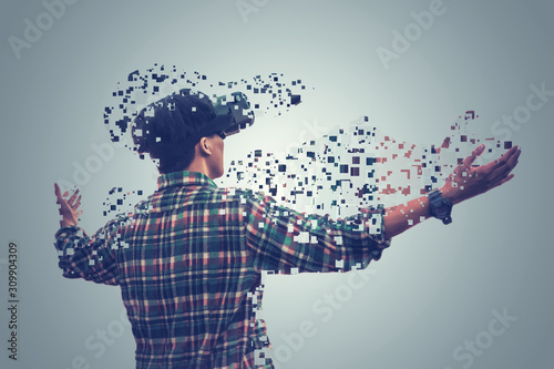 Fotografía Asian man open arm happy in tartan shirt wearing glasses of virtual reality diss