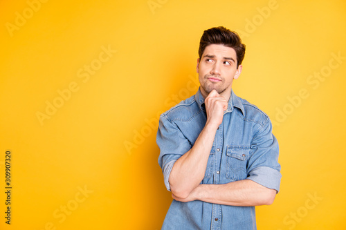 Fotografía Photo of pensive interested man looking into empty space contemplating new creat