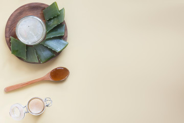 Wall Mural - aloe vera leaves and glass of aloe vera juice