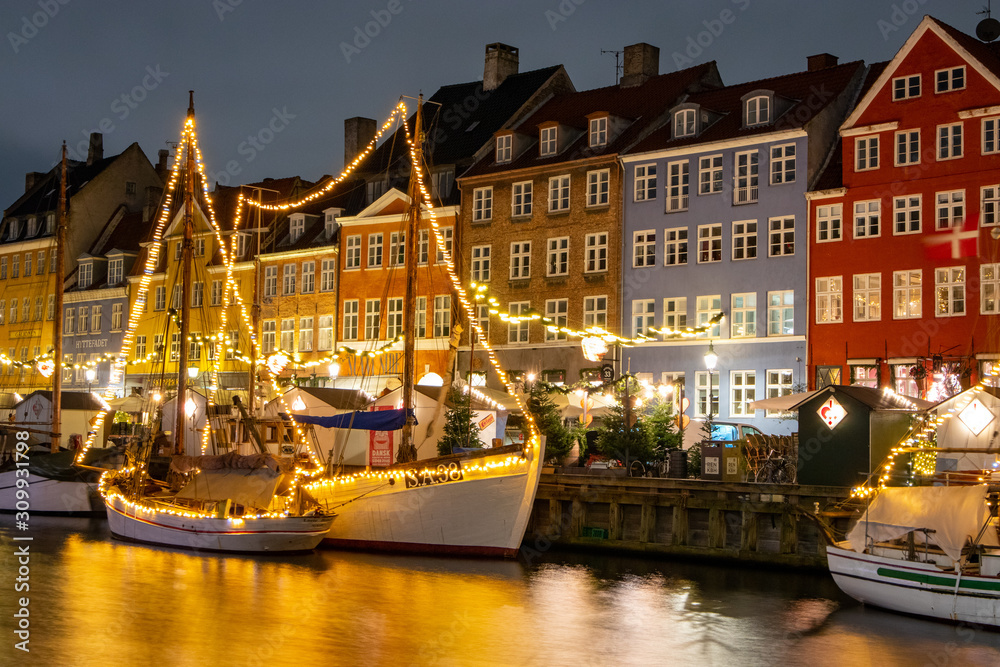 Obraz na płótnie Nyhavn, Copenhagen in Christmas Illumination 2 w salonie