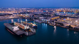 Fototapeta Londyn - large shipyard and maintenance on the sea