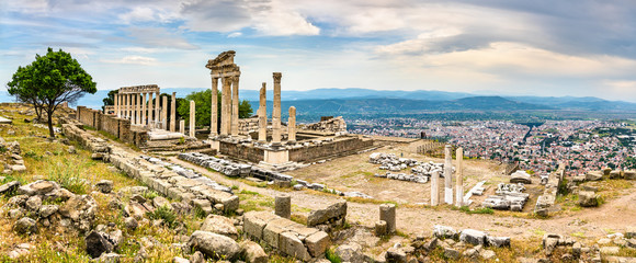 Fototapete - The Temple of Trajan in Pergamon, Turkey