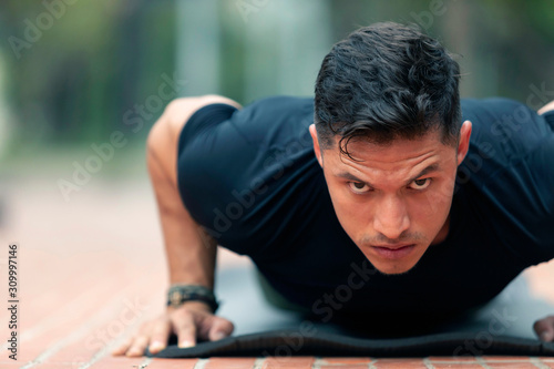 Fotomural Young man exercising outdoors.