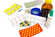 Leczenie grypy i przeziębienia - lekarstwa w postaci tabletek, maści, areozolu i syropu, obok lekarstw termometr