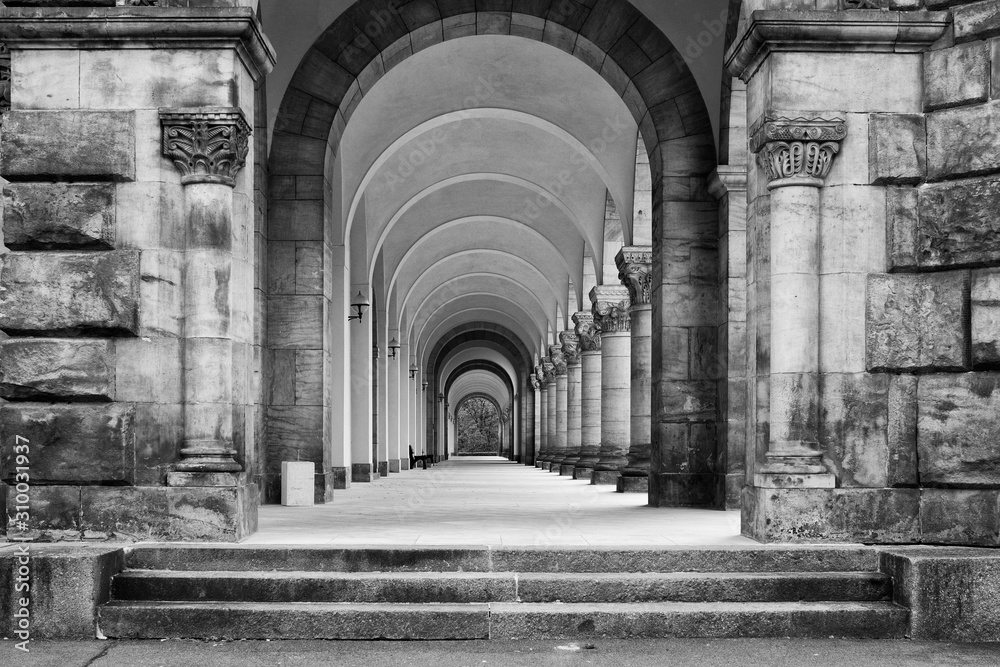 Greyscale shot of a concrete ancient building with a long hallway - obrazy, fototapety, plakaty 