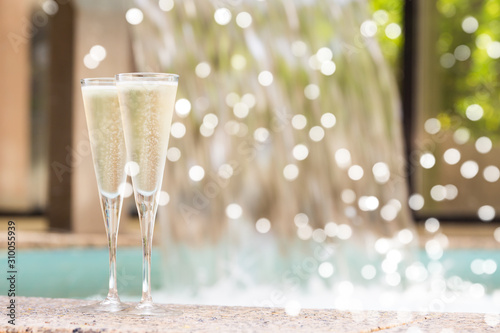 Fotomural Two glasses of champagne near outdoor jacuzzi