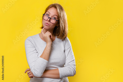 Fotografía Portrait of a beautiful blonde with glasses, who looks thoughtfully