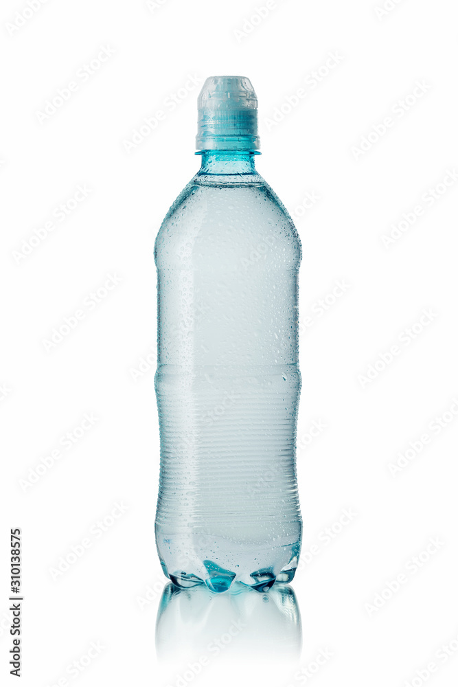 Butelka wody mineralnej pokryta kroplami wody na białym tle - obrazy, fototapety, plakaty 