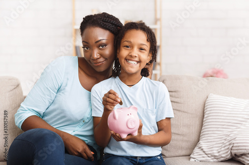 Fotomural African american family saving money for college