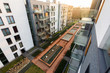 Widok z balkonu na nowoczesne osiedle i podwórko