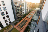 Fototapeta Miasto - Widok z balkonu na nowoczesne osiedle i podwórko