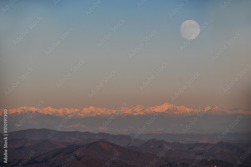 Il tramonto sulla catena di montagne con la luna piena - obrazy, fototapety, plakaty 