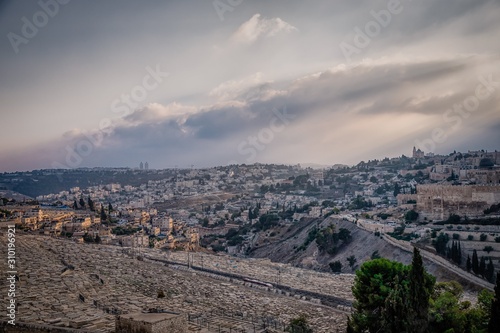 Fotografía Beautiful view of jewish cemetery and Jerusalem Old City from the Mount of Olives
