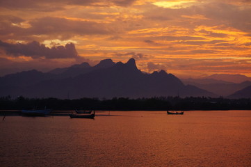 sunset and sunrise is the beauty of nature that is at the end of the night and evening gives the perfect color to the sky so that the clouds look beautiful to look at.