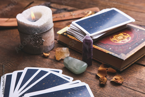 Fotografía Fortune-telling tarot cards and magic accessories