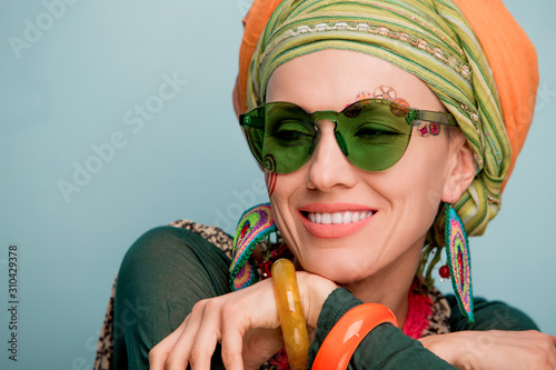 Fotografía Beautiful woman with a turban on her head, fashion earrings and a bracelet