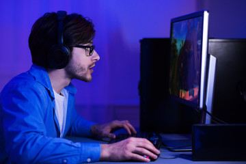 Aufkleber - Concentrated guy playing shooter game, wearing headphones
