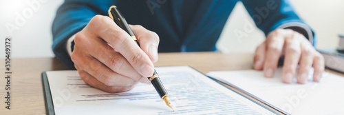 Fotografía lawyer lawsuit notary consultation or discussing negotiation legal case with doc