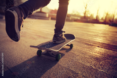 Fotomural Skateboarder skateboarding at sunrise city