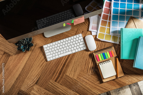 Fotomural Designer's workplace with modern computer and color palettes, flat lay