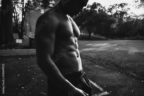 Fotografía Grayscale shot of a lean African American male looking down