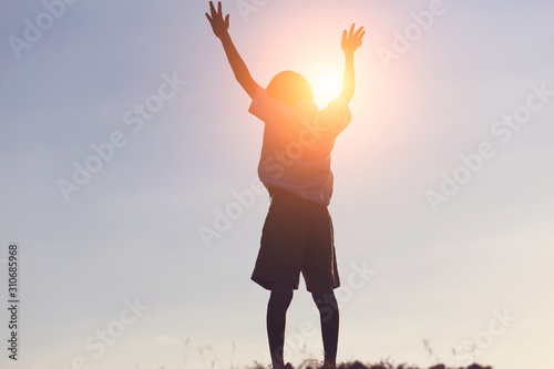 Fotografía kid silhouette,Moments of the child's joy. On the Nature sunset