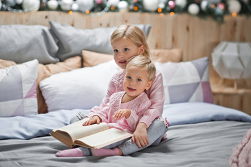 Big sister reads bedtime stories for little sister 2048.