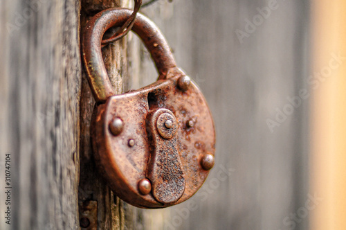 Cuadros en Lienzo Old lock on wooden door.