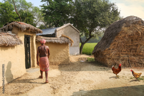 Photographie Rural Indian village at Bolpur West Bengal with view of tribal man entering his