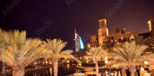 Fotografía DUBAI, UAE - MARCH 03: View of the hotel Burj Al Arab from Souk Madinat Jumeirah