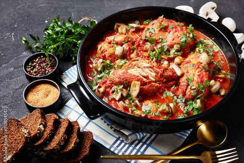 Cuadros en Lienzo Chicken Cacciatore in a black dutch oven